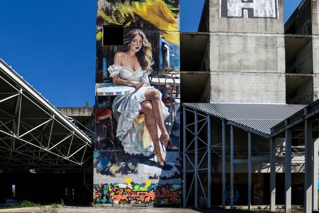 Zagreb: Dejan Šebastijan naslikao je ogroman mural na nedovršenoj bolnici u Blatu