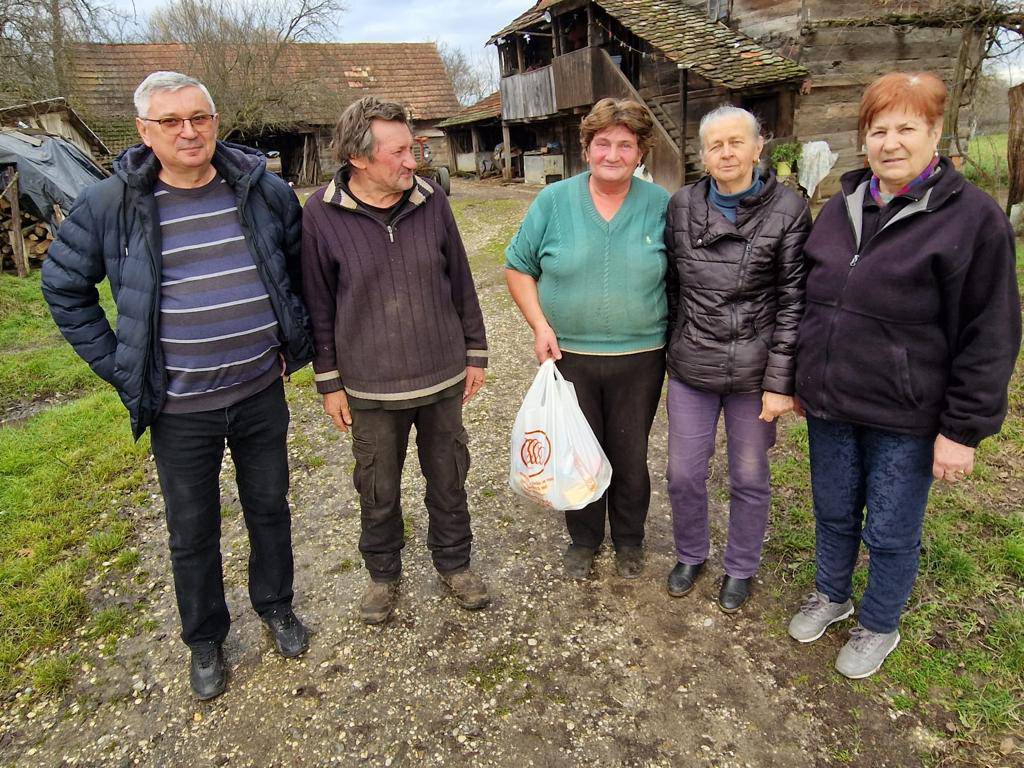 Udruga Sveti Josip Cerje za 30 najugroženijih obitelji Cerja Letovaničkog podijelila darove