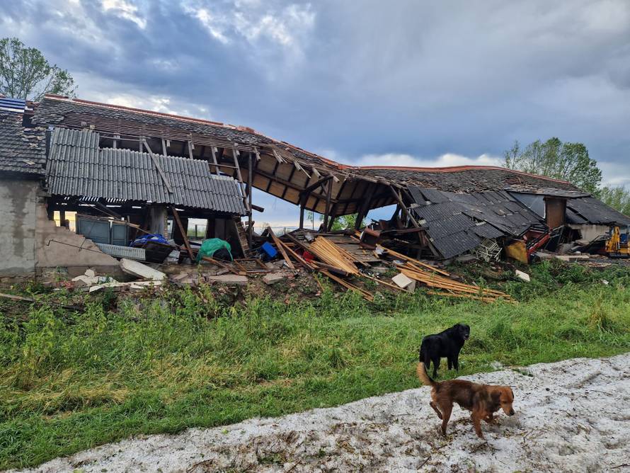 Nevrijeme im je sve uništilo: 'Nema nijedne voćke, srušio se čardak, šteta je 100.000 eura'