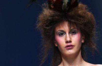 Revija I. Skoke: Manekenke na glavi nosile preparirane fazane