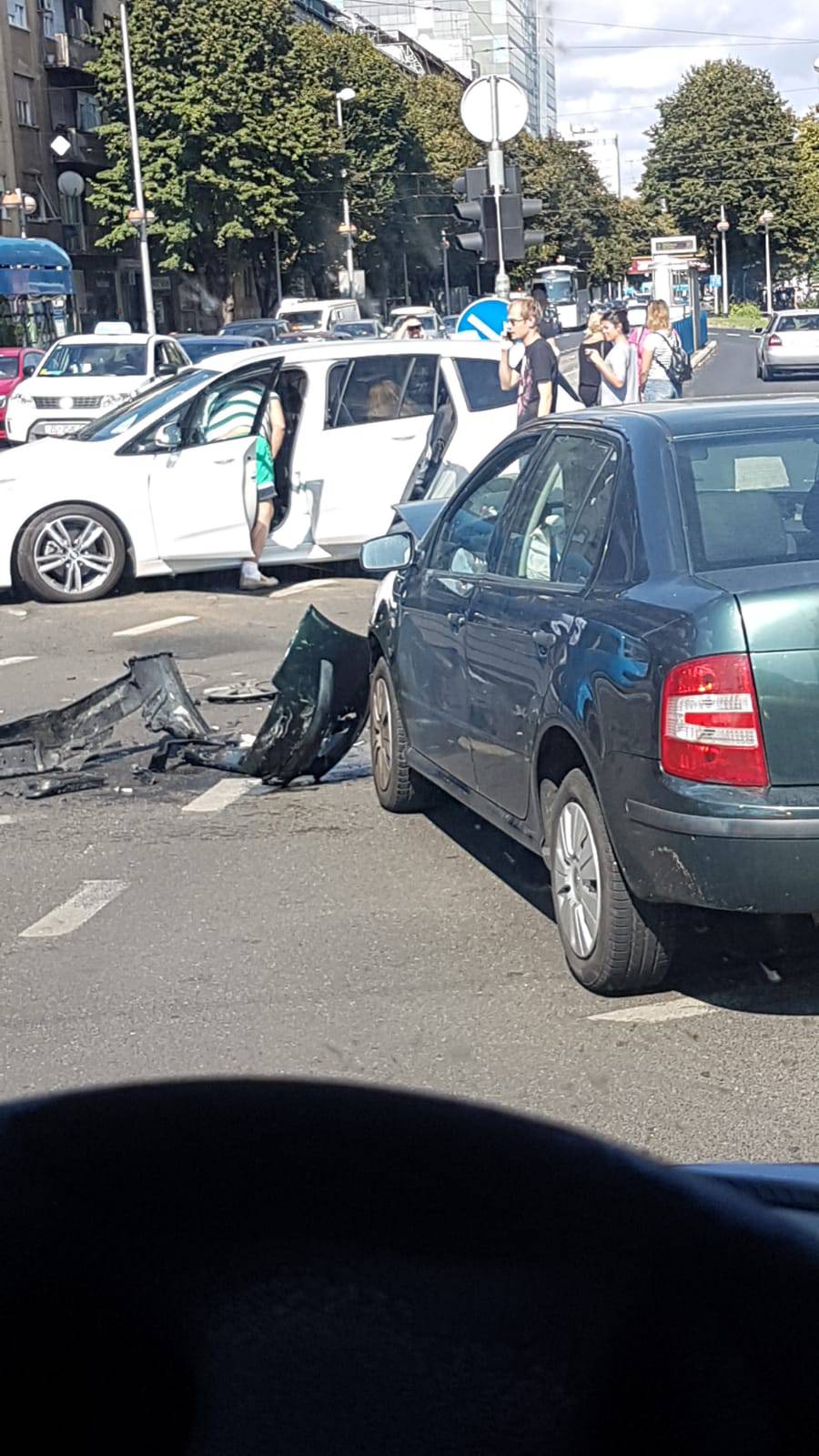 Nesreća u Zagrebu: U sudaru dva auta jedan čovjek ozlijeđen