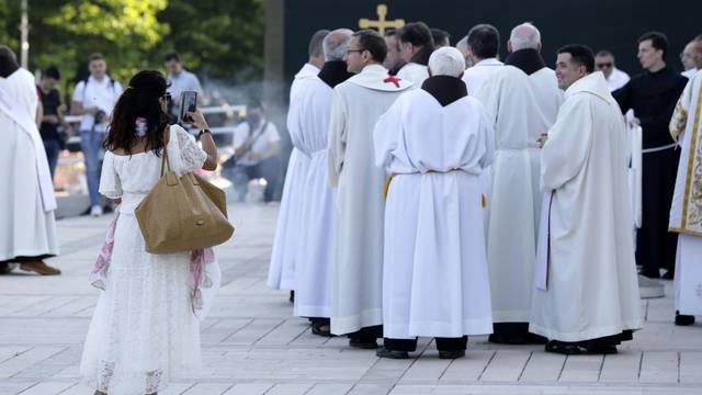 Tisuće vjernika u Međugorju bez maski i bez distance slavilo 39. godišnjicu Gospinog ukazanja