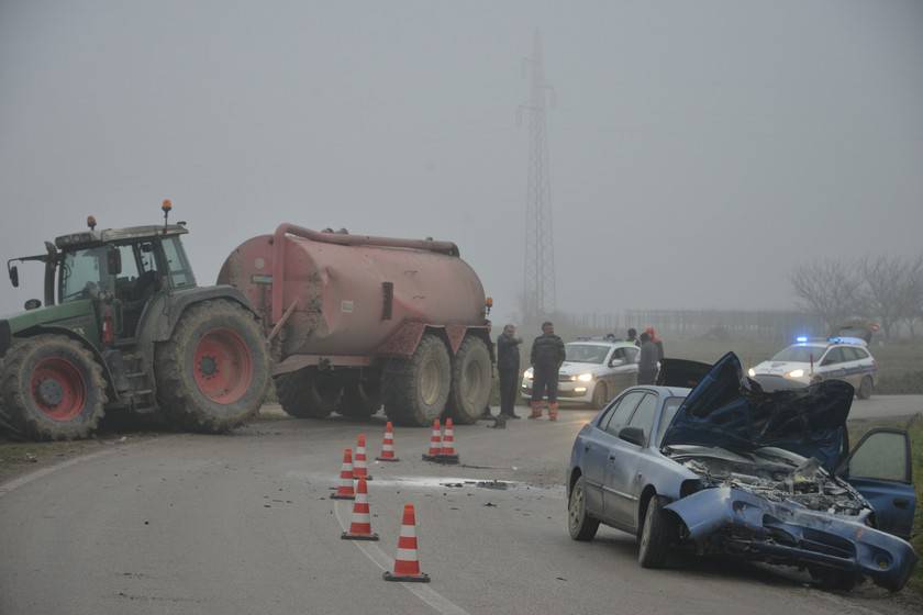 Dvoje ljudi ozlijeđeno u sudaru dva auta i traktora u Križevcima