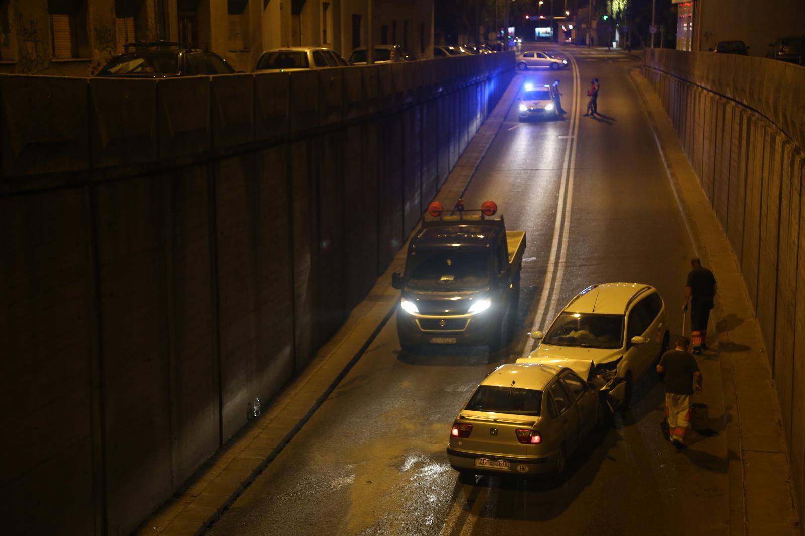 Krš i lom u Zagrebu: Frontalni sudar u podvožnjaku u Selskoj