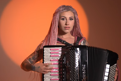 VIDEO Stela Rade objavila novi singl 'Dođeš mi', spot snimila u toplesu na atraktivnoj lokaciji