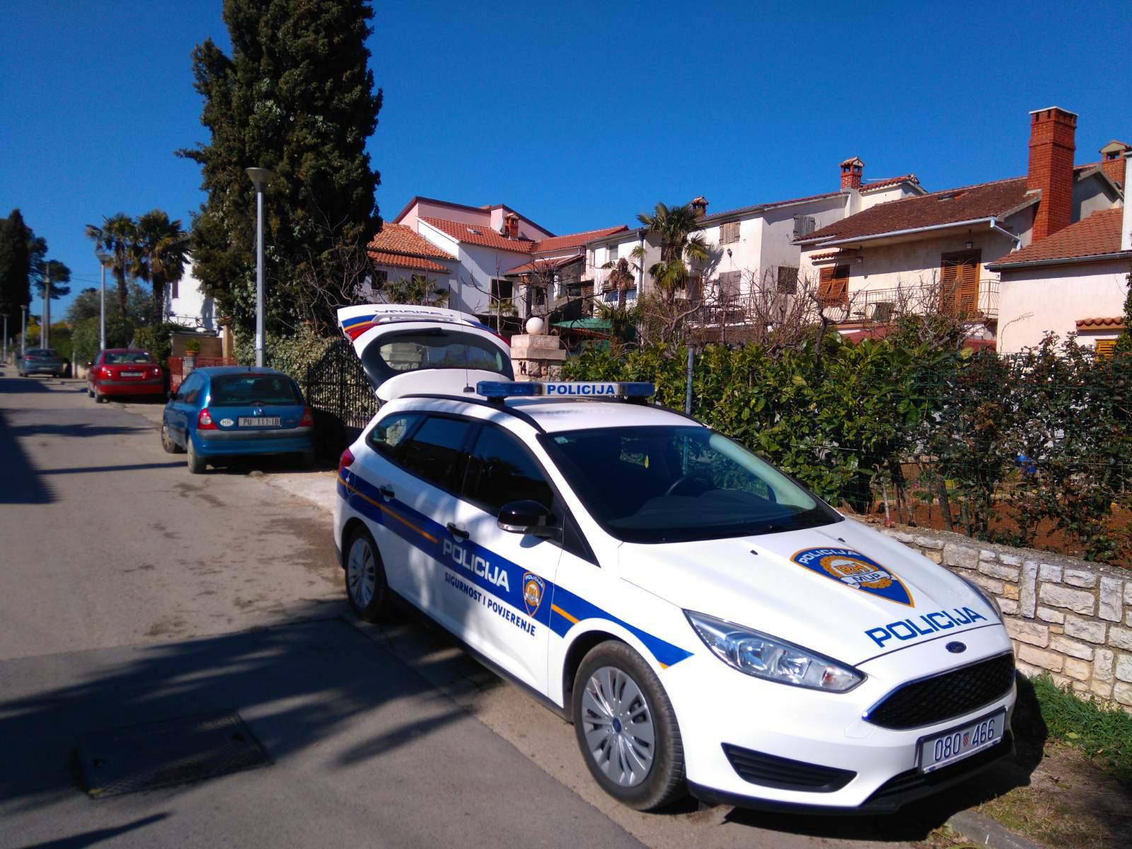 Zabio se u parkirani auto pa još krenuo i na vlasnika, uhitili ga nakon više od godinu dana