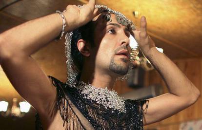 Muški trbušni plesač atrakcija u turskom disku
