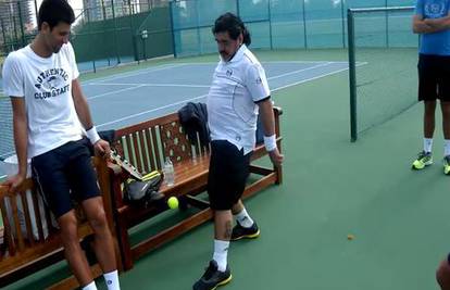 Veličina je nebitna: Maradona tehnicira teniskom lopticom