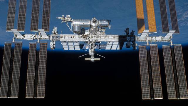 Astronauti šest sati postavljali nove solarne panele na ISS