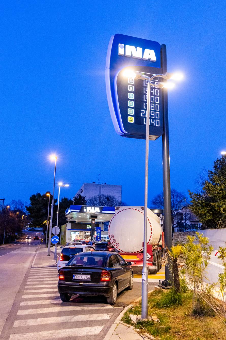Pula: Automobili na benzinskim pumpama uoči sutrašnjeg poskupljenja benzina