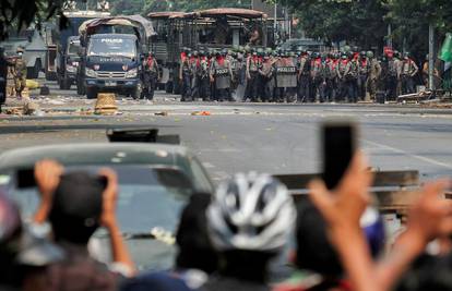 Pet mrtvih u Myanmaru, vojni auto se zabio u prosvjednike