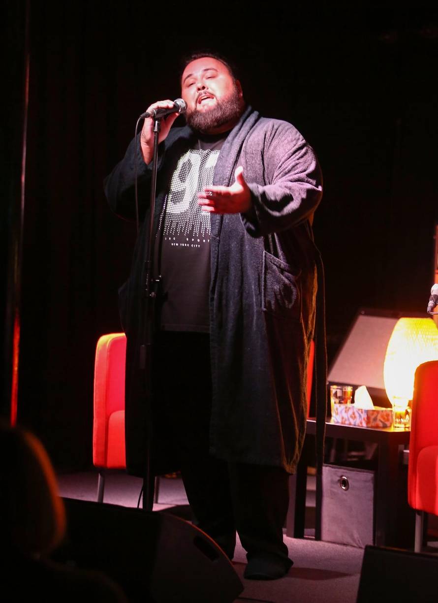 Houdek je i na nastup stigao u papučama i ogrtaču: S Vannom zapjevao u narodnjačkom stilu