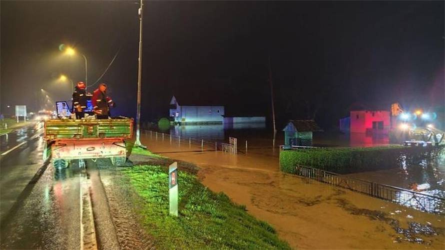 Vatrogasci brane Orahovicu i okolicu od poplava: 'Neće biti smirivanja vremena do utorka'