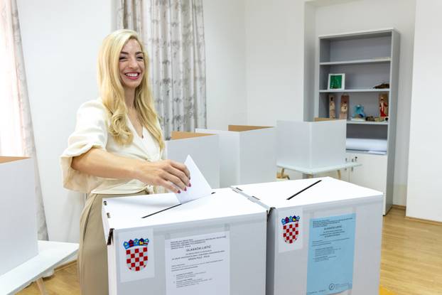 Pula: Kandidatkinja za istarsku županicu Sanja Radolović glasovala u drugom krugu lokalnih izbora