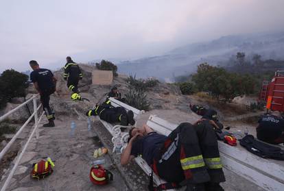 FOTO Umorni heroji: Vatrogasci dočekali jutro na požarištu, leže po travi, spavaju na klupama