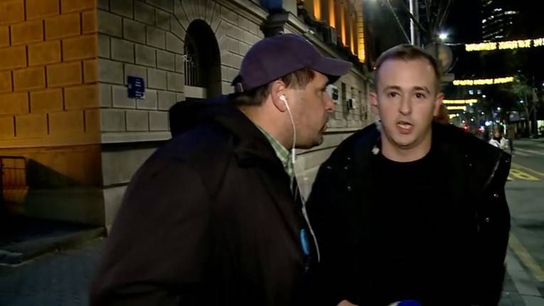 Napadnut novinar na prosvjedu u Beogradu: 'Unosio mi se u lice i prijetio, uhvatio me za ruku...'