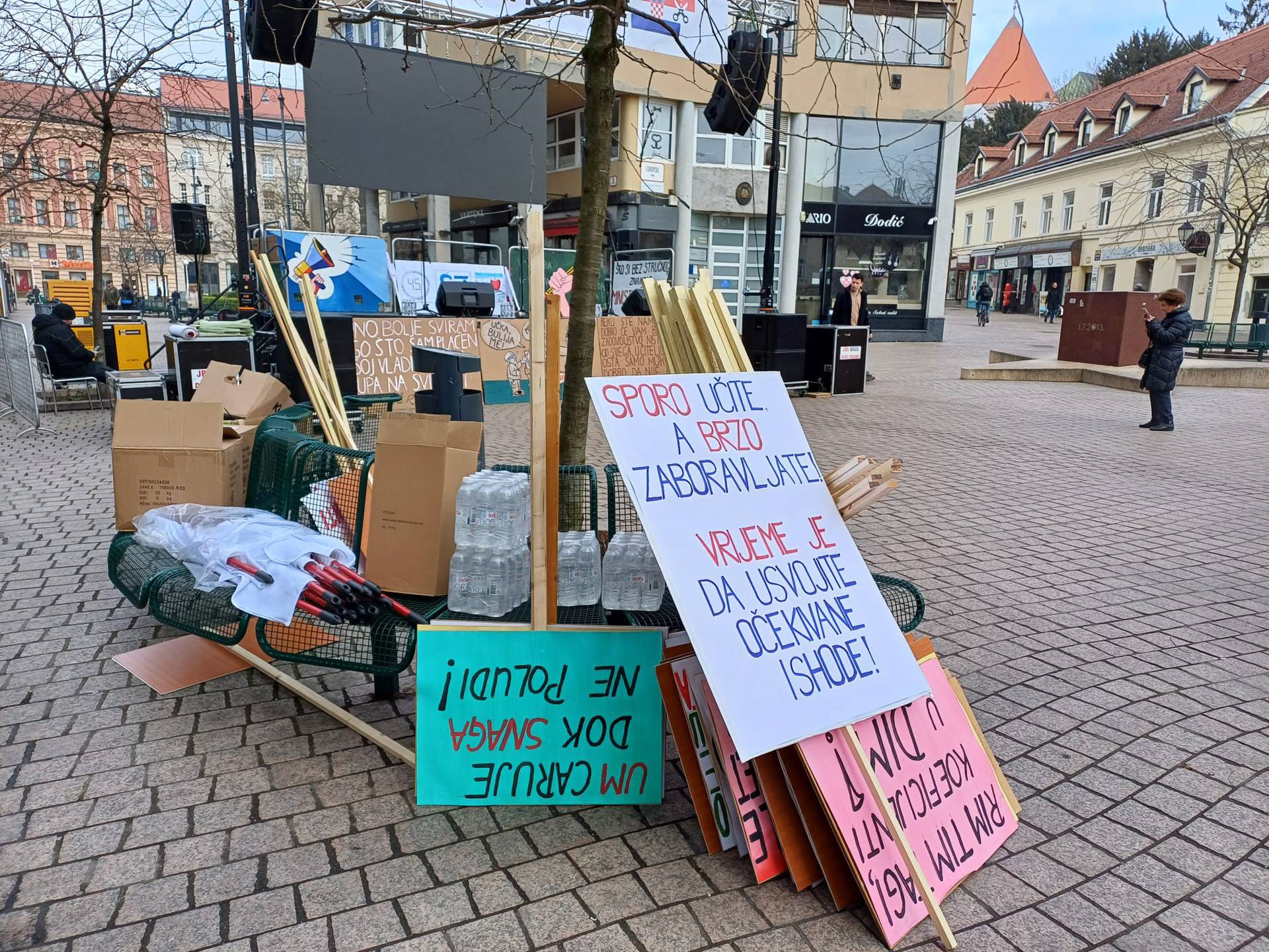 VIDEO Nastavnici nezadovoljni, na Trgu veliki prosvjed pod motom: Mijenjajte koeficijente!