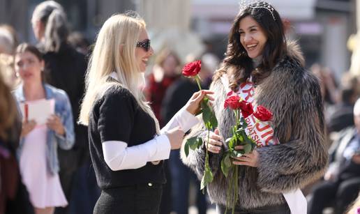 Kraljica Hrvatske i k&cacute;i Gorana Vi&scaron;nji&cacute;a dijelila ru&zcaron;e po Zagrebu