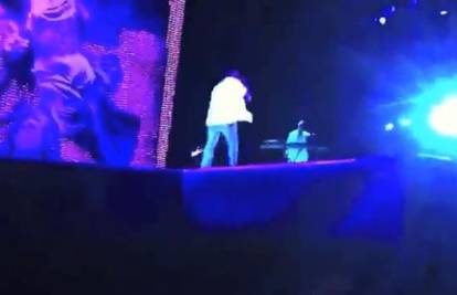 Bez ozljeda: Kanye West pao je na pozornici usred koncerta