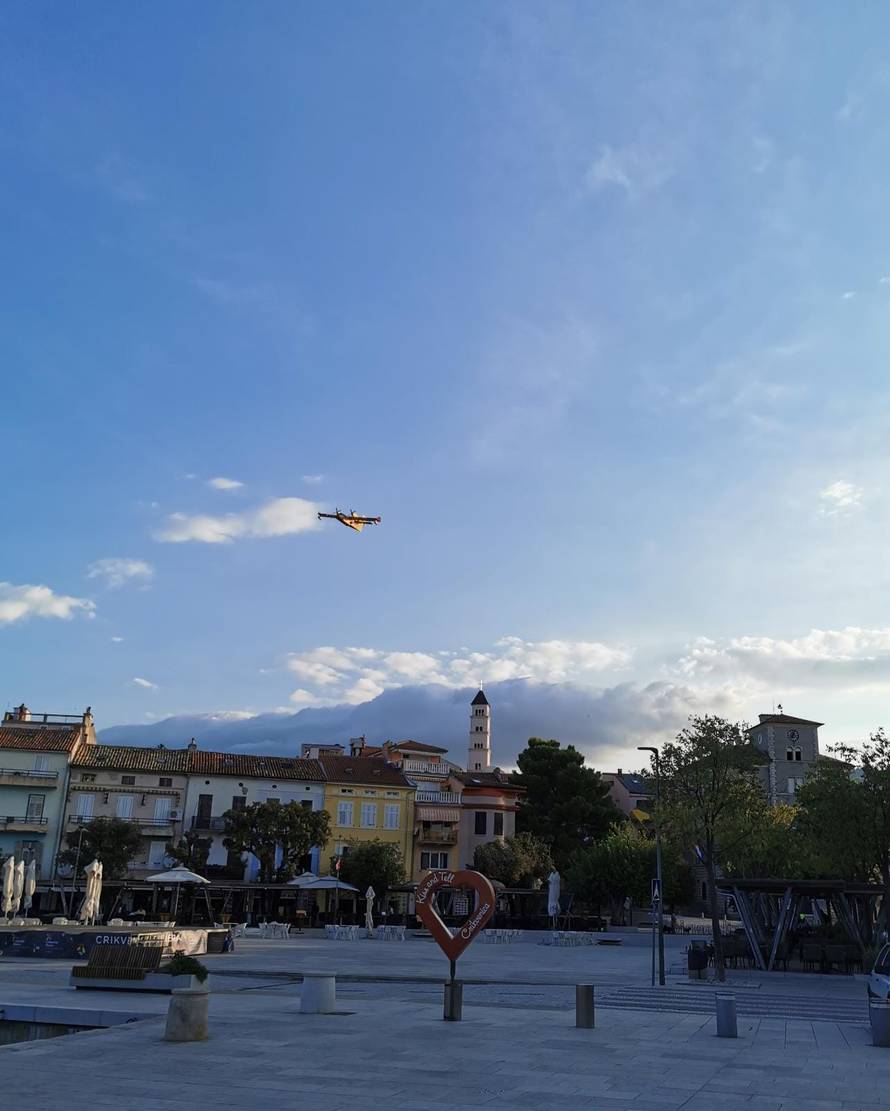 VIDEO Opet gori kod Crikvenice. Jedan kanader morao se vratiti jer je uletio u jato golubova?