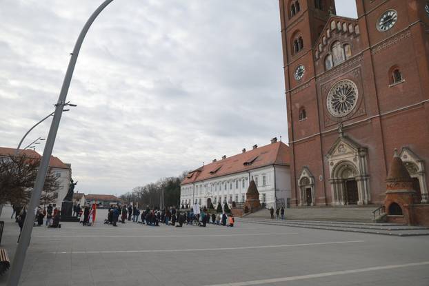 Performans Tiha misa ispred katedrale u Đakovu