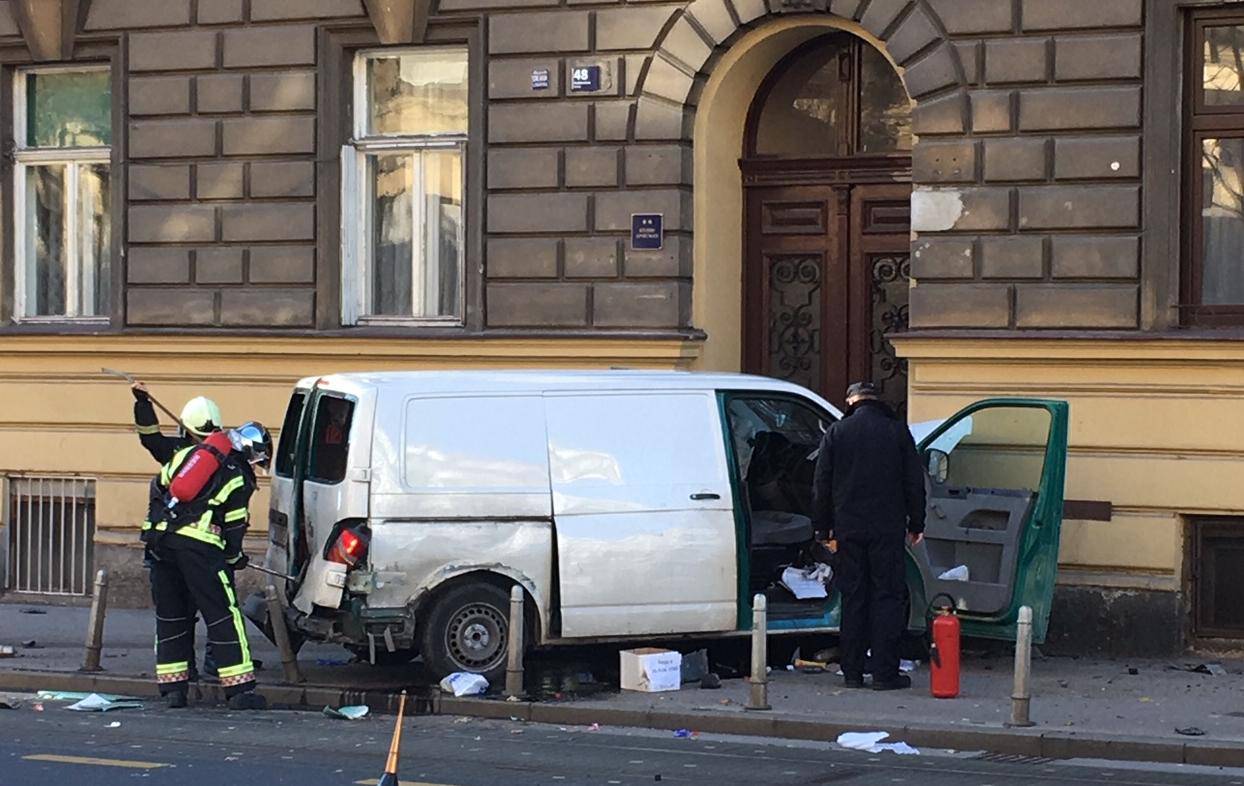 Kombijem s bocama zabio se u zgradu, vozač završio u bolnici