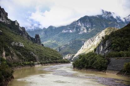 FOTO Evo kako izgleda Neretva: Smeđom rijekom pluta smeće