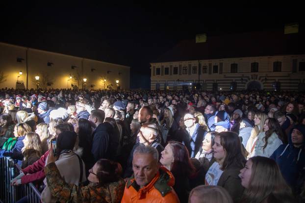 Osijek: Doček nove 2024. godine na Tvrđi uz Parni valjak