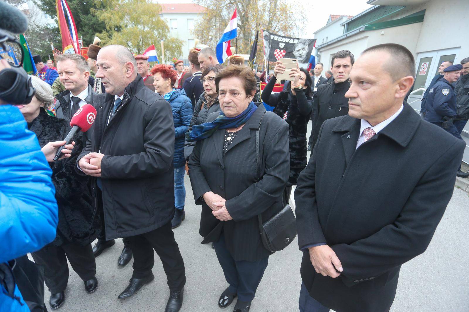 Brojni građani, branitelji i državni dužnosnici okupljaju se ispred bolnice u Vukovaru