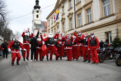 Moto Mrazovi provozali se Bjelovarom, ali zbog korone nisu smjeli djeci dijeliti poklone