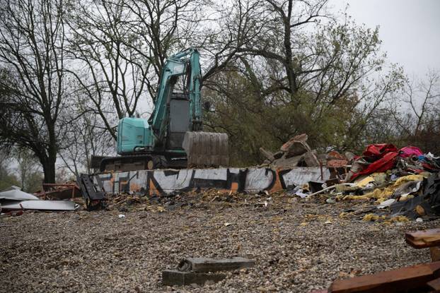 Zagreb: Uklanjanje Londoner Puba na jarunskom Otoku Veslača