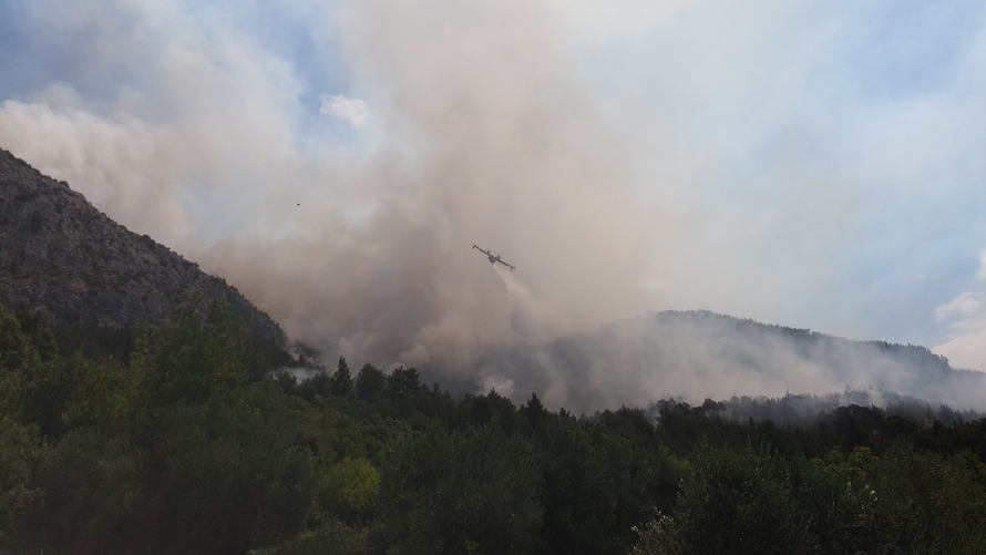 Kanader pomaže u gašenju, u Makarsku stiže i 150 vojnika