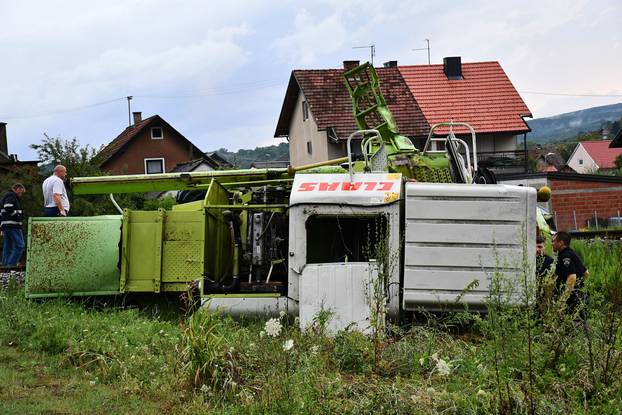 Na pružnom prijelazu u Pleternici vlak naletio na kombajn