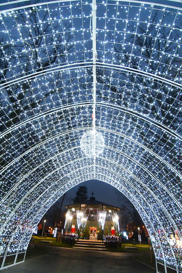 Božićni ugođaj na adventu u Slatini