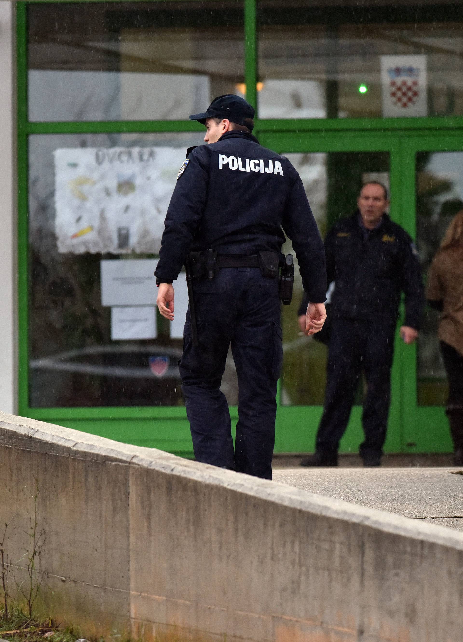 Prijetio mu otkaz? Domar se zaključao u školu na Brodarici