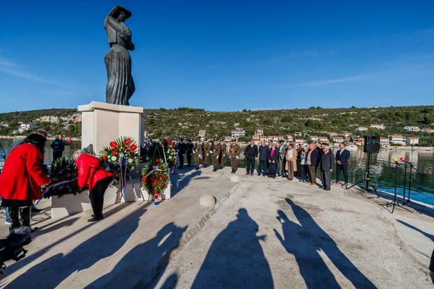Drvenik Veli: Predsjednik Zoran Milanović položio je vjenac na spomen obilježju “Majka Domovina”