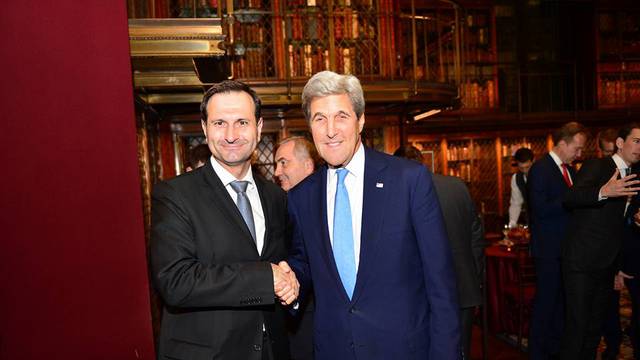 Pogledate me: John Kerry je konačno primio Miru Kovača