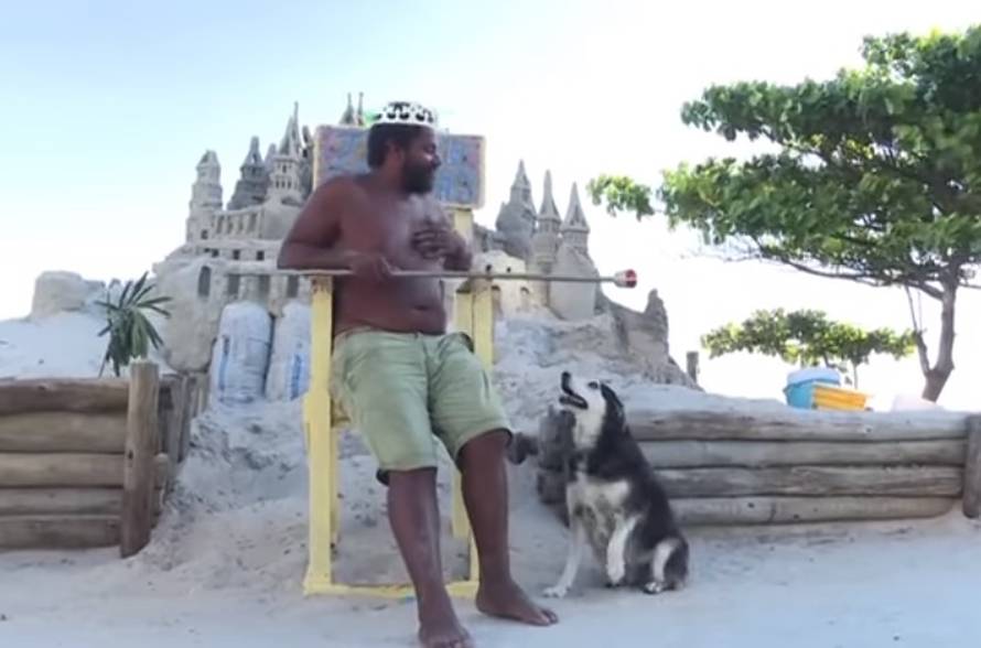 Bez brige i bez računa:  Već 22 godine živi u dvorcu od  pijeska