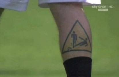 De Rossijeva 'luda' tetovaža: Prekršaj u prometnom znaku