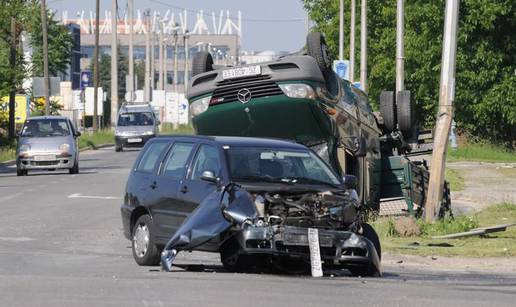 Mercedes Holdinga nakon sudara završio na krovu