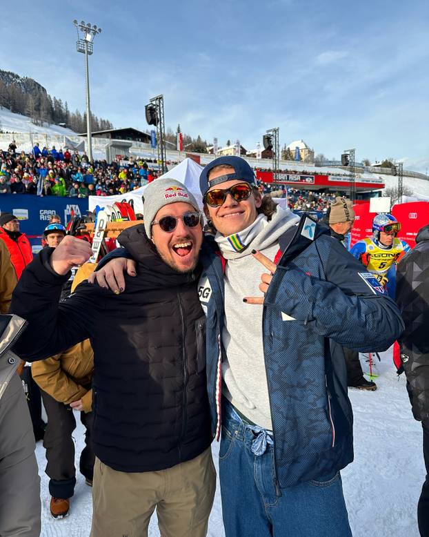 FOTO 'Alpski modni mačak' voli nositi bunde, suknje i lakirati nokte. Sad dominira skijanjem