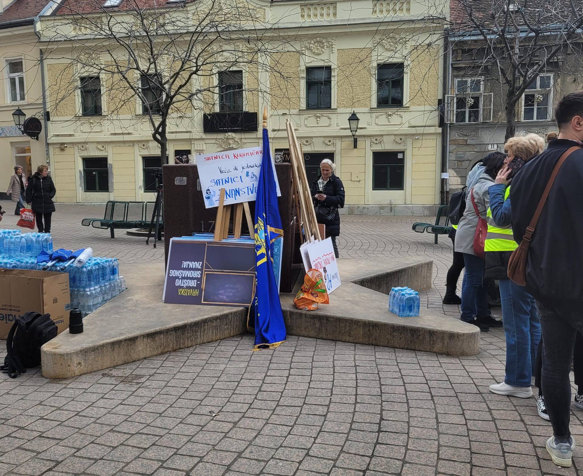 Veliki prosvjed nastavnika na Markovom trgu: 'Dostojanstvo želimo, a ne da nas gaze'