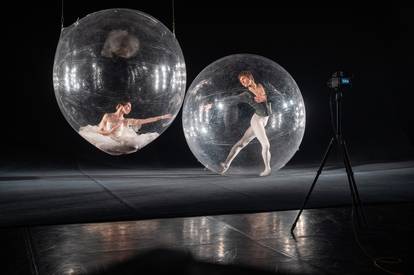 Život na distanci: Plešu balet u PVC balonima u praznoj dvorani