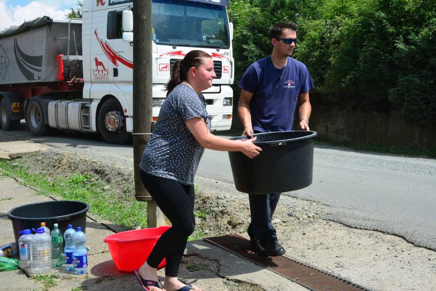 Vodu moraju kupovati: Plaćaju račune, a iz slavine curi mulj