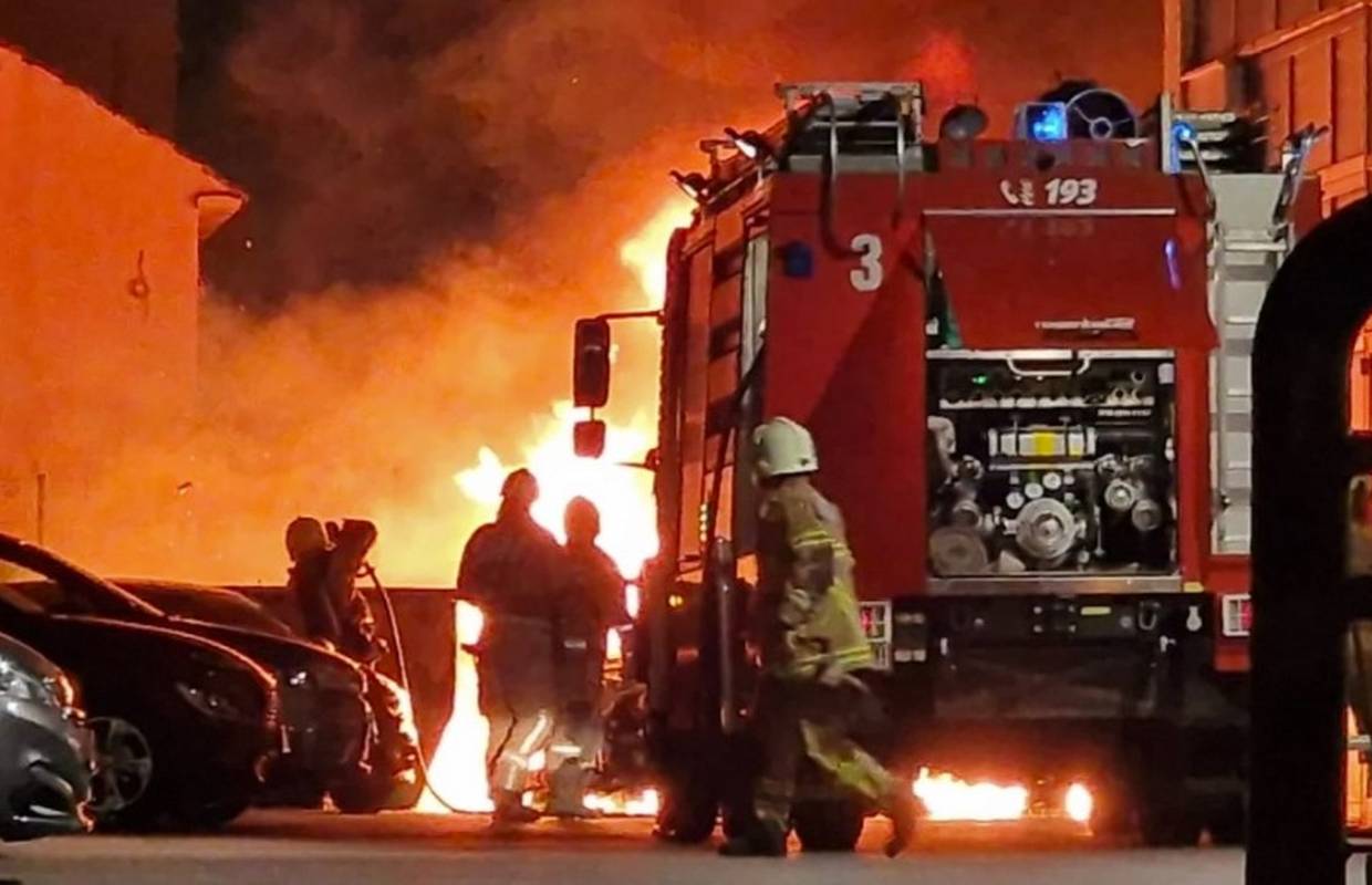 Drama u Splitu: Gorjela 3 auta, vatra je krenula prema kućama