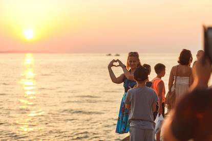 Turisti u Zadru uživaju u jednom od najljepših zalazaka sunca na svijetu