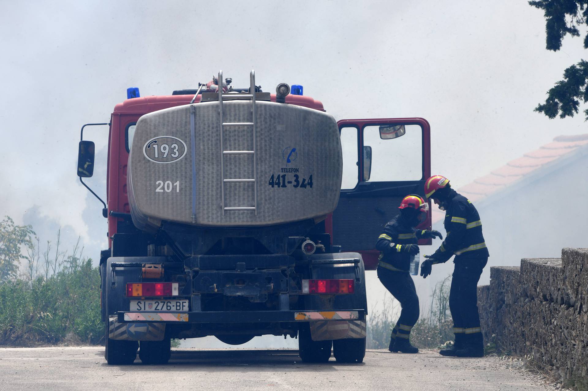 Jak vjetar otežava gašenje požara koji je planuo kod Grebaštice, kanaderi i air tractori u akciji, evakuiraju se kuće