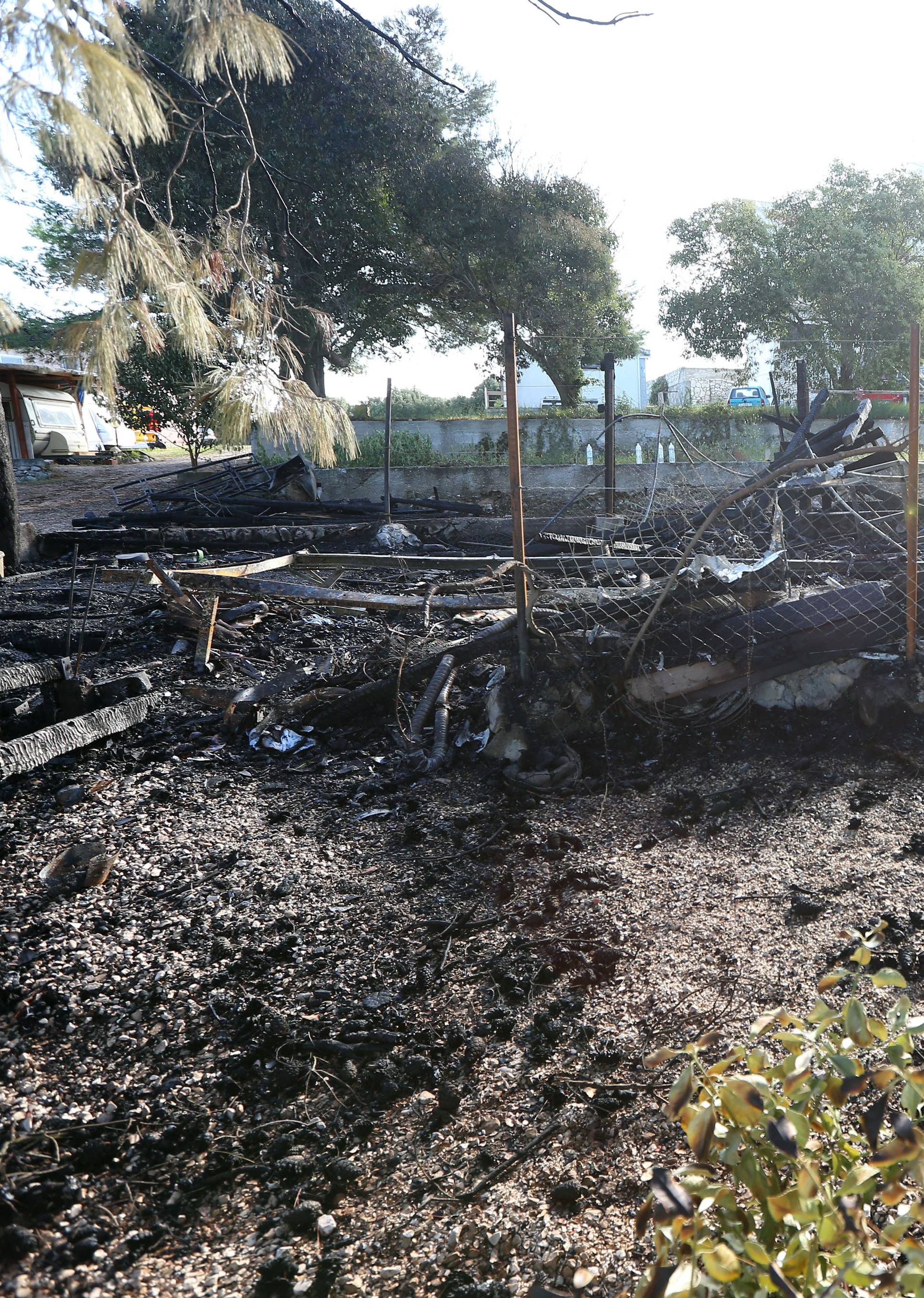 ZablaÄe: Zbog udara groma u auto kampu izgorjela kamp kuÄica i borovi oko nje