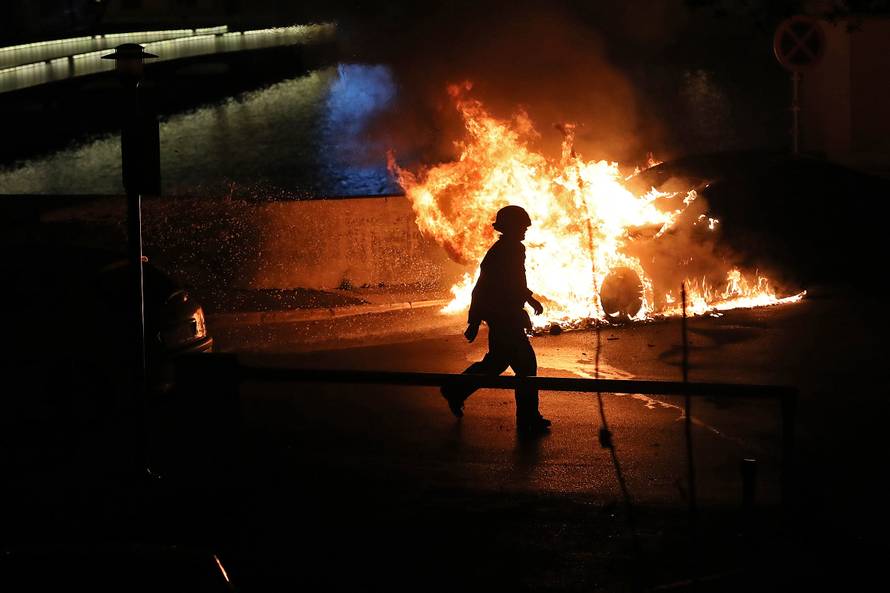 Buktinja kod zadarskih zidina: U noći izgorio luksuzni BMW