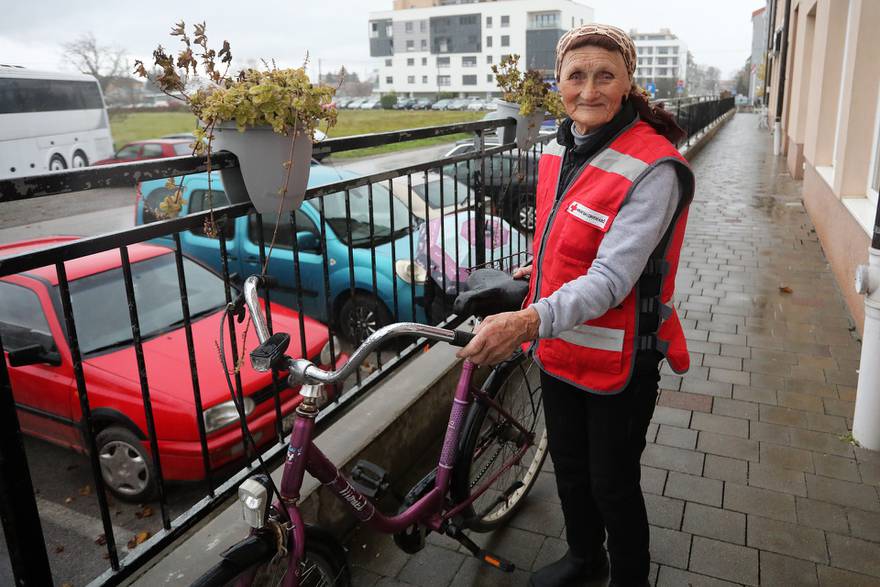 Dugo Selo: Barica Petanjek (86) svaki dan volontira u Crvenom križu gdje dolazi biciklom